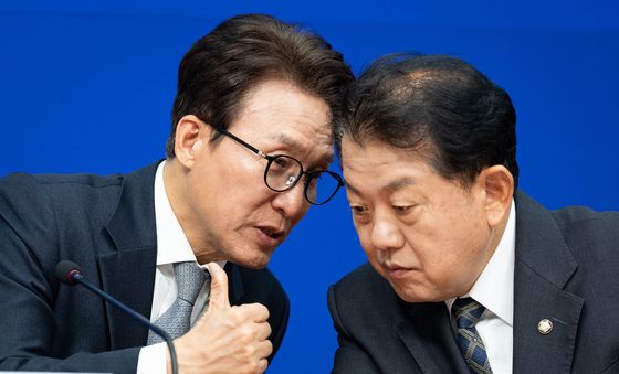 대화 나누는 김민석 대표와 김병주 위원장