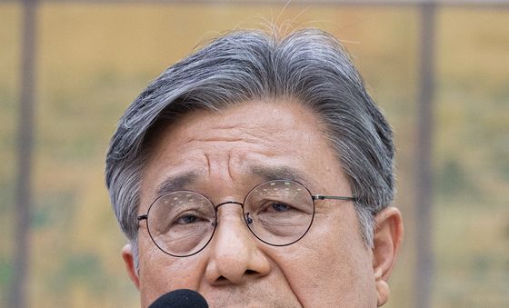 [국감] 의원 질의 답하는 허민 국가유산청장