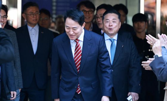 지지자들에게 인사하는 오세훈