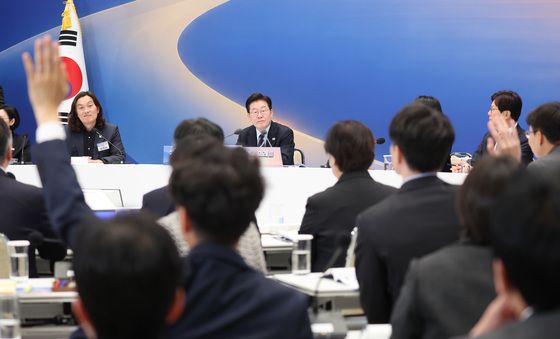 규제합리화위 회의서 질문 받는 이재명 대통령