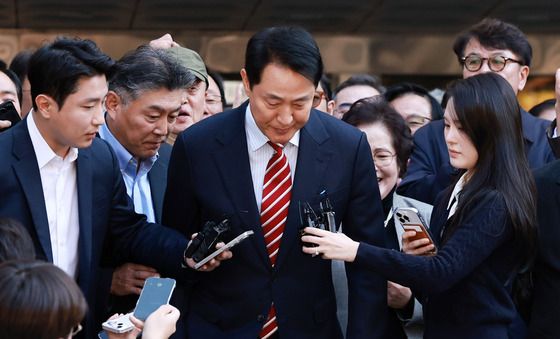 지지자들에게 인사하며 법원 나서는 오세훈 시장