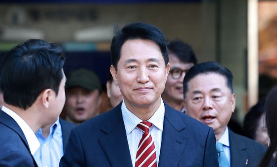 미소 띤 얼굴로 법원 나서는 오세훈 시장