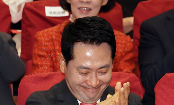 박수 치는 장동혁 대표