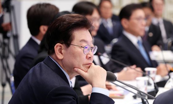 '규제합리화위원회 회의' 발언 경청하는 이재명 대통령