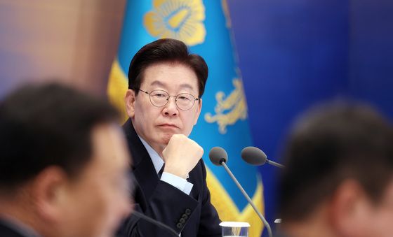 발언 경청하는 이재명 대통령