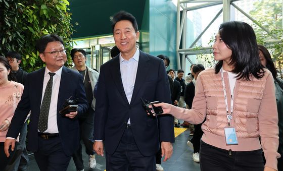 미소 지으며 시청 들어서는 오세훈 시장