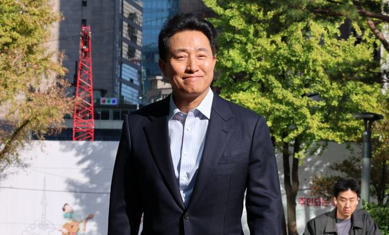 미소 지으며 시청 향하는 오세훈 시장