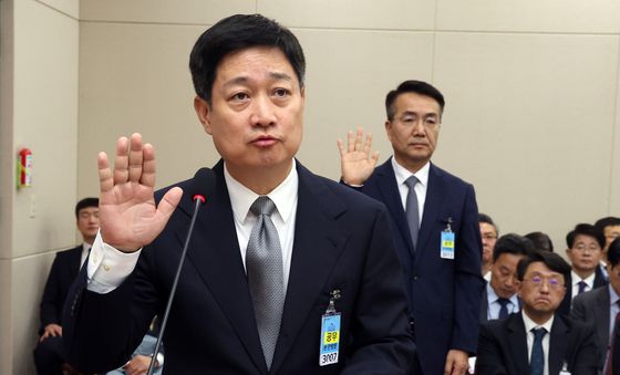 [국감] 선서하는 홍범식 LG유플러스 CEO