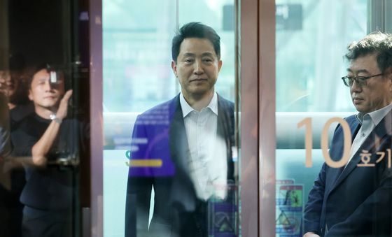 시장실 향하는 오세훈 서울시장