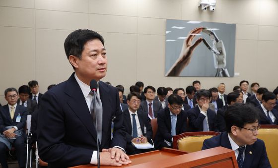 [국감] 의원 질의에 답하는 홍범식 LG유플러스 CEO