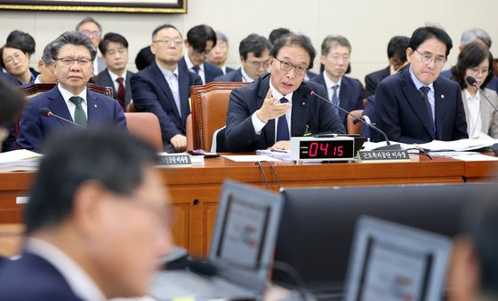 [국감] 질의에 답하는 박승흡 근로복지공단 이사장