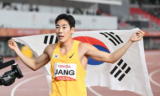 세계 신기록 달성한 장민호 '태극기 두르고'