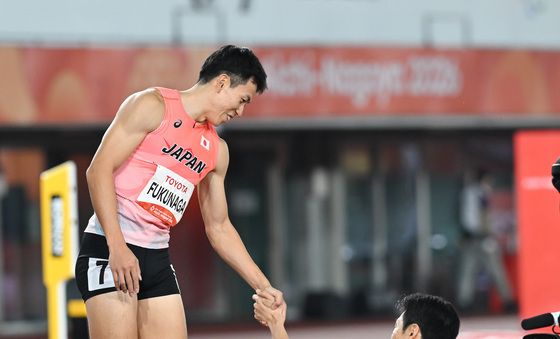 후쿠나가 료타 손잡으며 일어나는 장민호