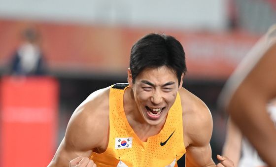 기뻐하는 장민호 '세계신기록 달성'