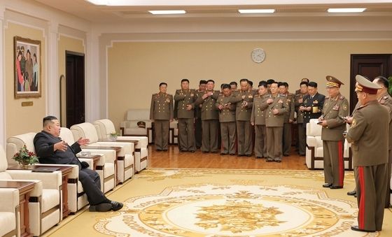 제3차 중대장대회 지도하는 김정은 총비서
