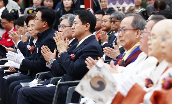'항소심 무죄' 오세훈, 첫 일정으로 진관사 국행수륙재 참석