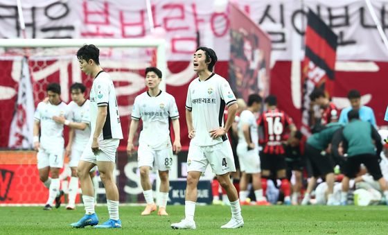 찬스 놓치고 아쉬워하는 강원FC