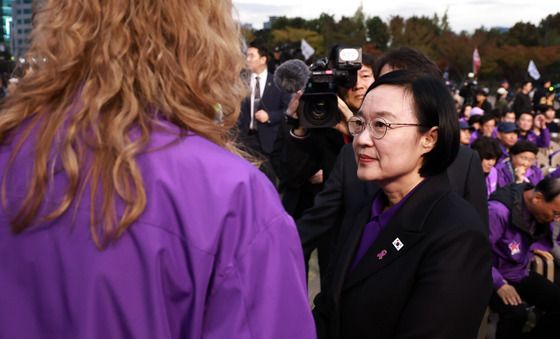 외국인 희생자 가족 위로하는 한성숙 총리