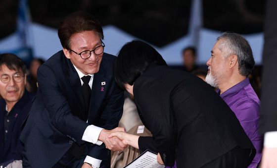 한성숙 총리와 인사 나누는 김민석 대표