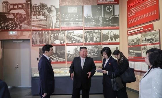 김정은, 中 서열 4위 왕후닝과 '항미원조기념관' 방문