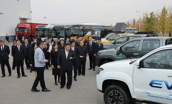中 단둥 버스 공장 방문한 김정은 총비서