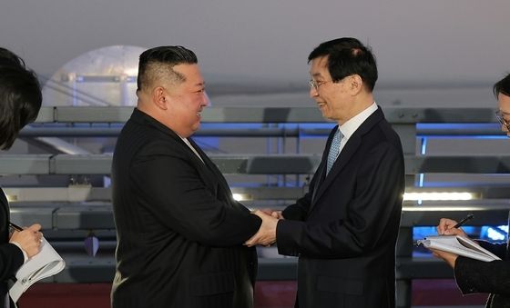 작별인사하는 김정은·왕후닝