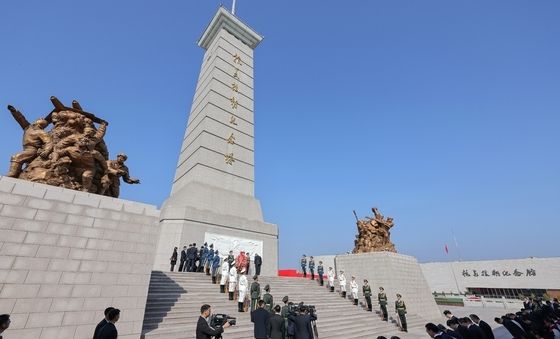 김정은, 中 참전기념탑에 헌화…"피로 맺은 친선 계승"