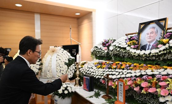 헌화하는 김민석 대표