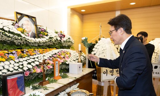 헌화하는 김민석 대표
