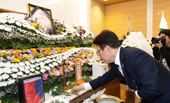 헌화하는 김민석 더불어민주당 대표