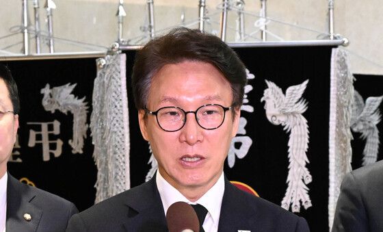 질문에 답하는 김민석 대표