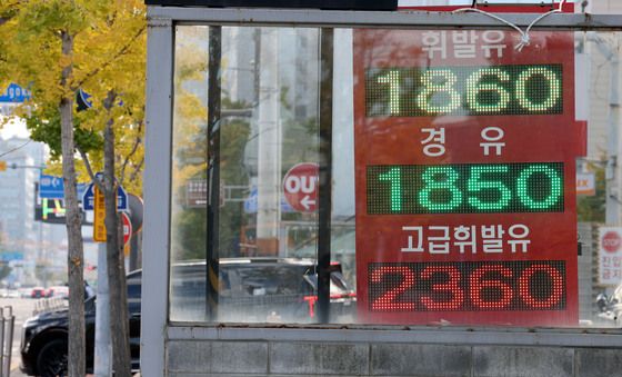 주유소 기름값 23주 연속 하락…1천800원대