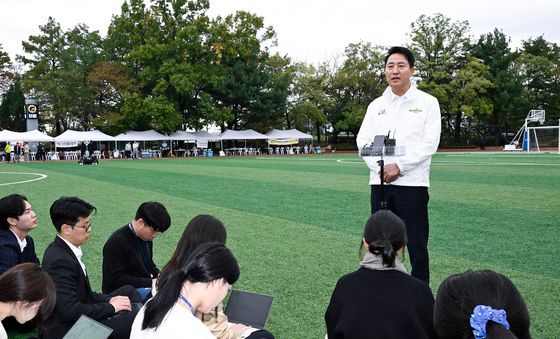 취재진 앞에 선 오세훈 시장