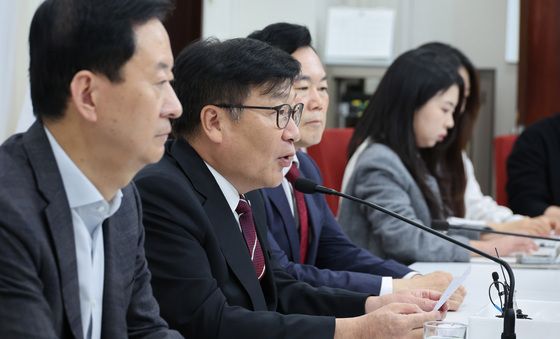 국정감사 현안 논의하는 정점식 원내대표