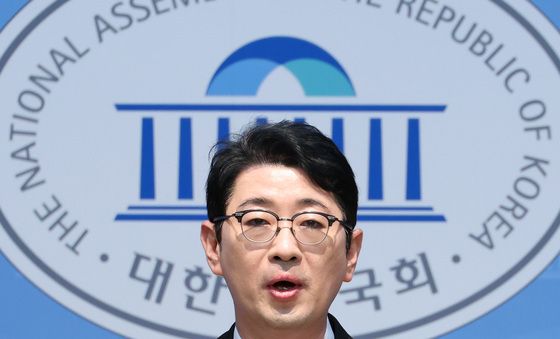 기자회견하는 주진우 의원