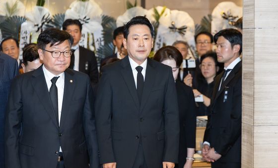 최형우 전 장관 빈소 조문하는 장동혁·정점식