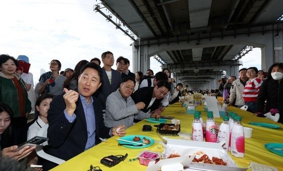 보행전용교 전환 전 마지막 행사, '잠수교 치킨데이' 찾은 오세훈 시장