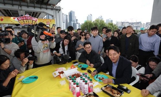 잠수교 치킨데이 찾아 치킨 맛보는 오세훈 시장