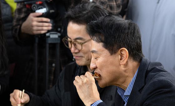 오세훈 시장, 잠수교 치킨데이 찾아 치킨 시식