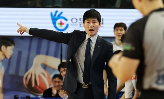 작전 지시하는 강혁 한국가스공사 감독