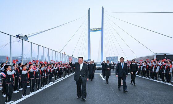 신압록강대교 건너는 '당일방중' 김정은