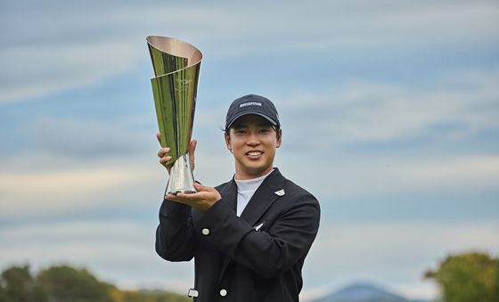 제네시스 챔피언십 트로피 든 가쓰라가와 유토