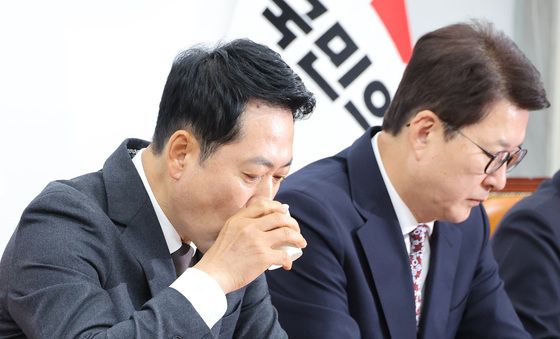목 축이는 장동혁 대표