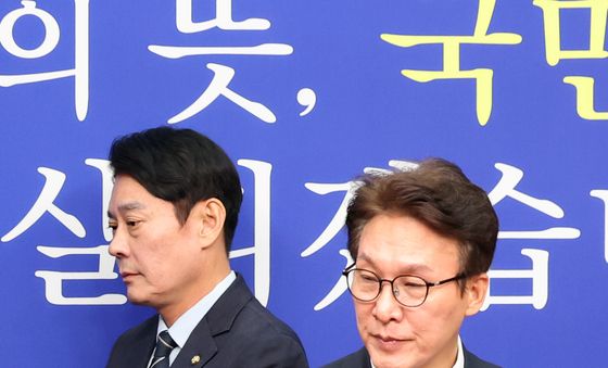 김민석 대표 뒤로 입장하는 한민수 최고위원
