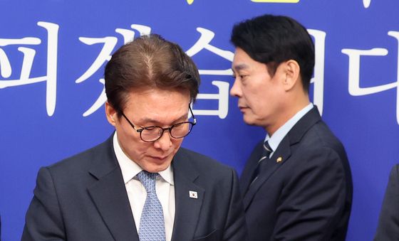 김민석 대표 뒤로 입장하는 한민수 최고위원