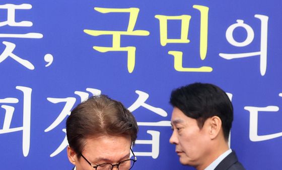 김민석 대표 뒤로 입장하는 한민수 최고위원