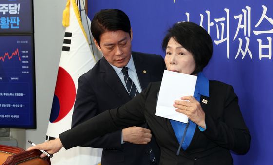 함께 이동하는 최민희·한민수