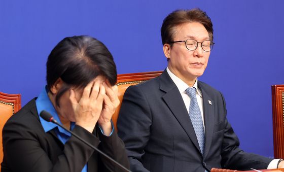 한민수 최고위원 발언 듣는 김민석·최민희