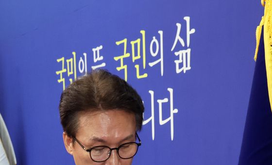 최고위 마치고 이동하는 김민석 대표