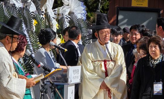 '박정희 서거 47주기 추도식' 입장하는 김장호 구미시장